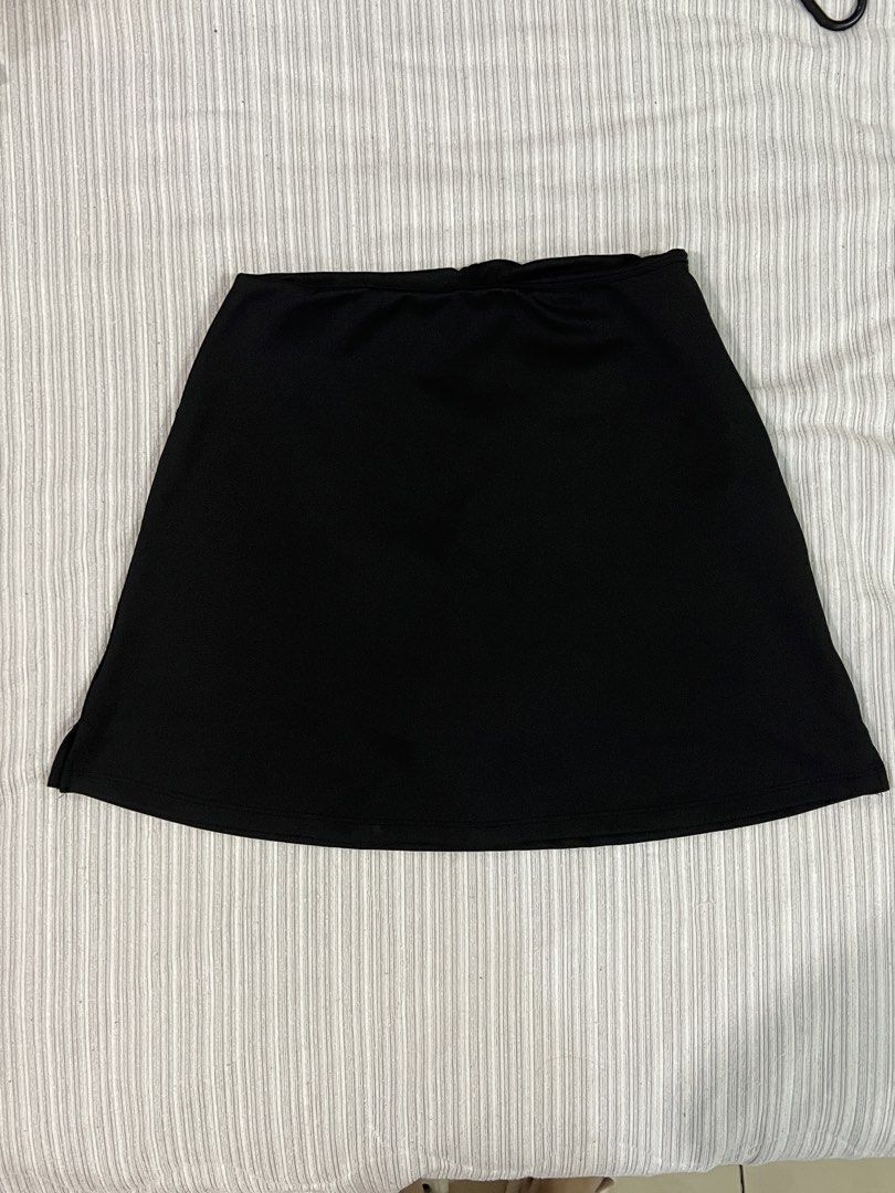 Black Tennis Skirt with Pockets (Category: Skirts) located in Makati City. Submitted by datscraper (Listing ID 1445163328, Image 2). Description: - Black tennis skirt with convenient side pockets - Size: S - RFS: decluttering.
