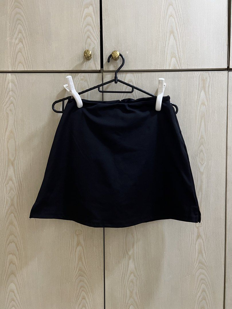 Black Tennis Skirt with Pockets (Category: Skirts) located in Makati City. Submitted by datscraper (Listing ID 1445163328, Image 1). Description: - Black tennis skirt with convenient side pockets - Size: S - RFS: decluttering.