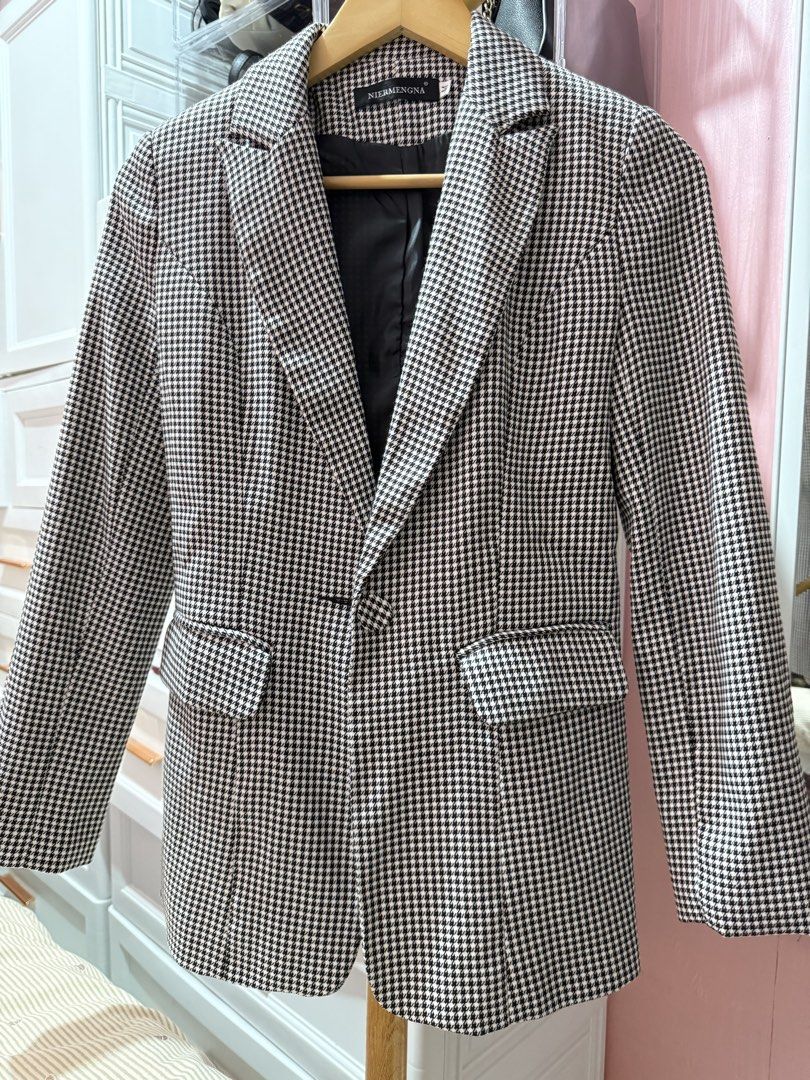 Blazer for women (Category: Coats, Jackets and Outerwear) located in Taguig. Submitted by chen.preloveddd (Listing ID 1445184697, Image 1). Description: - I haven't used it yet, I just bought it online - Size Medium but fits Xsmall to Small size Rfs: Needs some space for my closet 📍 Taguig south signal village Courier: Lalamove only.