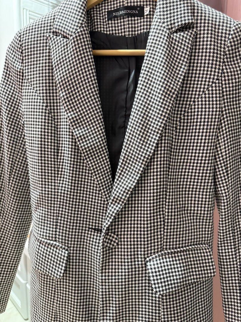 Blazer for women (Category: Coats, Jackets and Outerwear) located in Taguig. Submitted by chen.preloveddd (Listing ID 1445184697, Image 2). Description: - I haven't used it yet, I just bought it online - Size Medium but fits Xsmall to Small size Rfs: Needs some space for my closet 📍 Taguig south signal village Courier: Lalamove only.