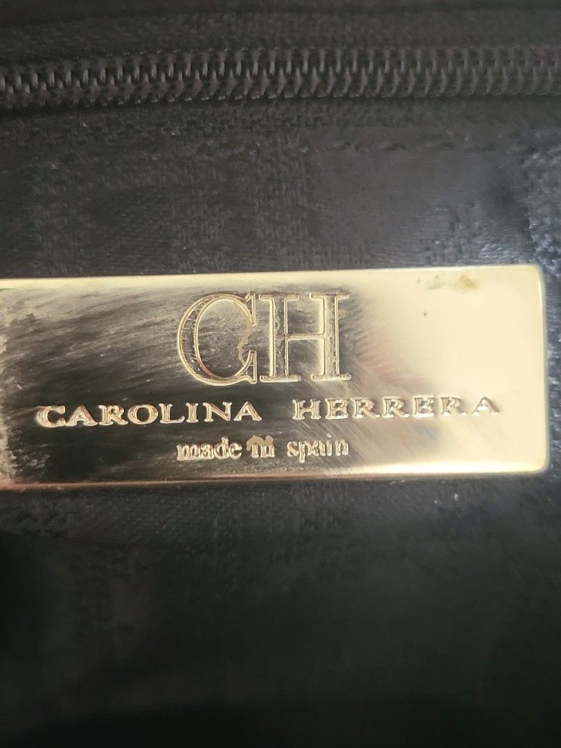 Carolina Herrera CH Black Leather Shoulder Bag (Category: Luxury Bags & Wallets) located in Manila. Submitted by milkymitch23 (Listing ID 1445095417, Image 2). Description: - Authentic Carolina Herrera shoulder bag - Black pebbled leather with gold chain detail - Features a tassel accent - Interior lining with CH logo pattern - Secure zipper closure - Made in Spain - Ideal for everyday use nego pa sa sure buyer.