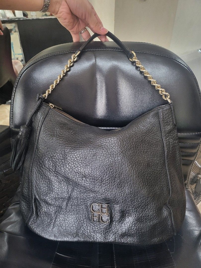 Carolina Herrera CH Black Leather Shoulder Bag (Category: Luxury Bags & Wallets) located in Manila. Submitted by milkymitch23 (Listing ID 1445095417, Image 1). Description: - Authentic Carolina Herrera shoulder bag - Black pebbled leather with gold chain detail - Features a tassel accent - Interior lining with CH logo pattern - Secure zipper closure - Made in Spain - Ideal for everyday use nego pa sa sure buyer.