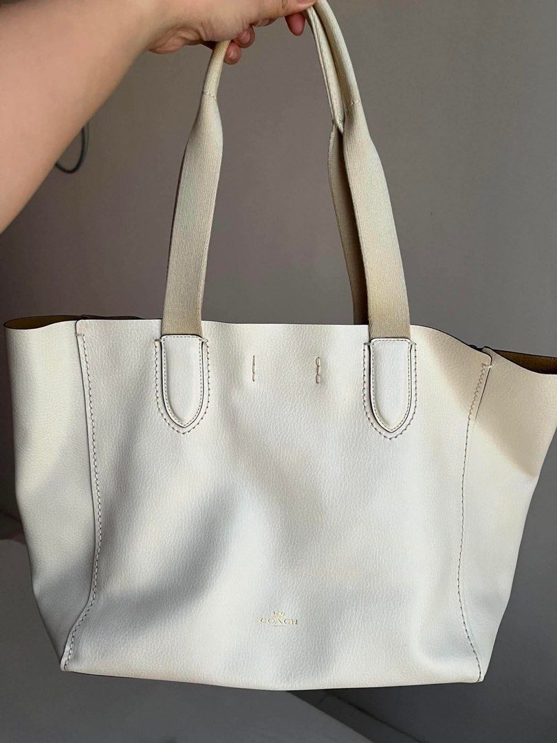 Coach Derby White Leather Tote Bag (Category: Luxury Bags & Wallets) located in Manila. Submitted by xyleneder (Listing ID 1445098136, Image 2). Description: - Authentic Coach white leather tote bag - Classic and simple design - Spacious interior with tan fabric lining - Ideal for everyday use or work - Light beige handles Original Coach Derby Tote in Chalk color ✅Perfect on the go bag ✅Clean suede interior ✅Issue: nabakbak ang creed sa sulod.