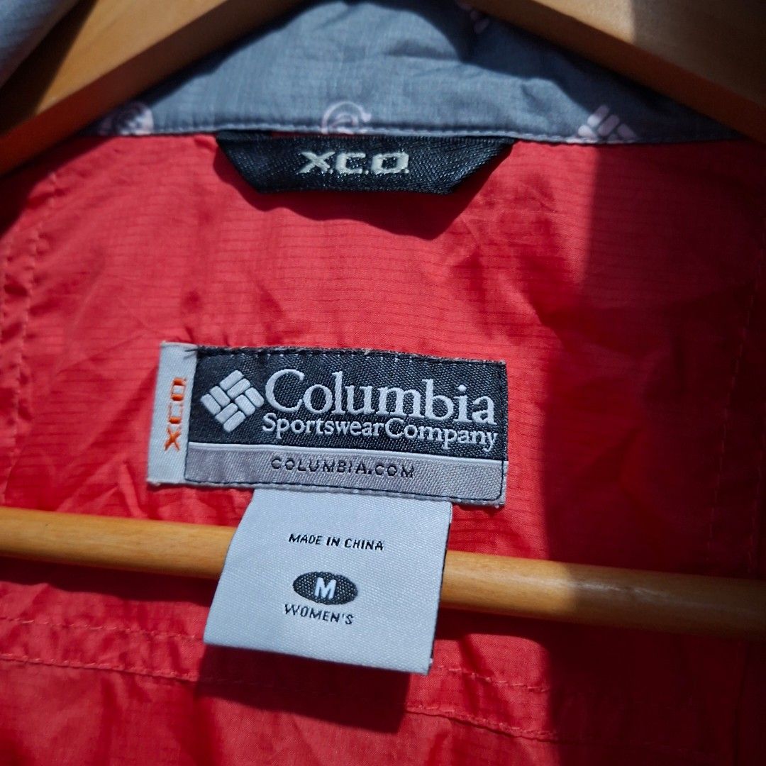 Columbia Wind Breaker (Category: Coats, Jackets and Outerwear) located in Cavite. Submitted by sofabinpink (Listing ID 1445105135, Image 2). Description: .