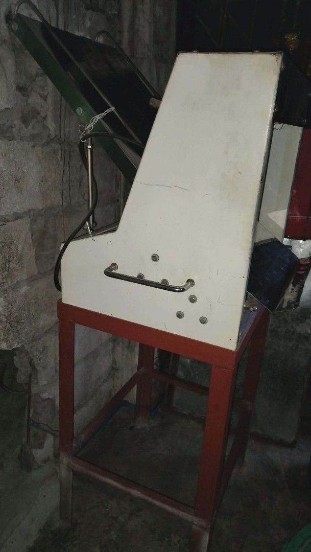 Commercial Bread Slicer and Dough Roller Machine (Category: Other Kitchen Appliances) located in Paranaque City. Submitted by iscoappare69052 (Listing ID 1445072809, Image 3). Description: - Heavy duty commercial bread slicer with stand - Includes green dough roller machine - Both units appear to be functional - Ideal for bakeries and food businesses - Selling as a set - Pick up only.