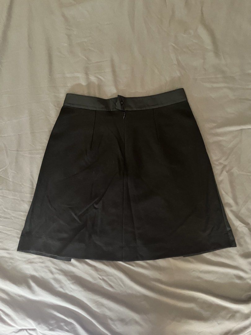 COS Pleated Skirt (Category: Skirts) located in Taguig. Submitted by nrox_ (Listing ID 1445091442, Image 2). Description: Black A-line pleated skirt from COS.