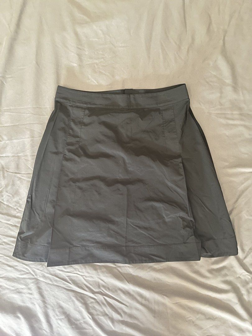 COS Pleated Skirt (Category: Skirts) located in Taguig. Submitted by nrox_ (Listing ID 1445091442, Image 1). Description: Black A-line pleated skirt from COS.