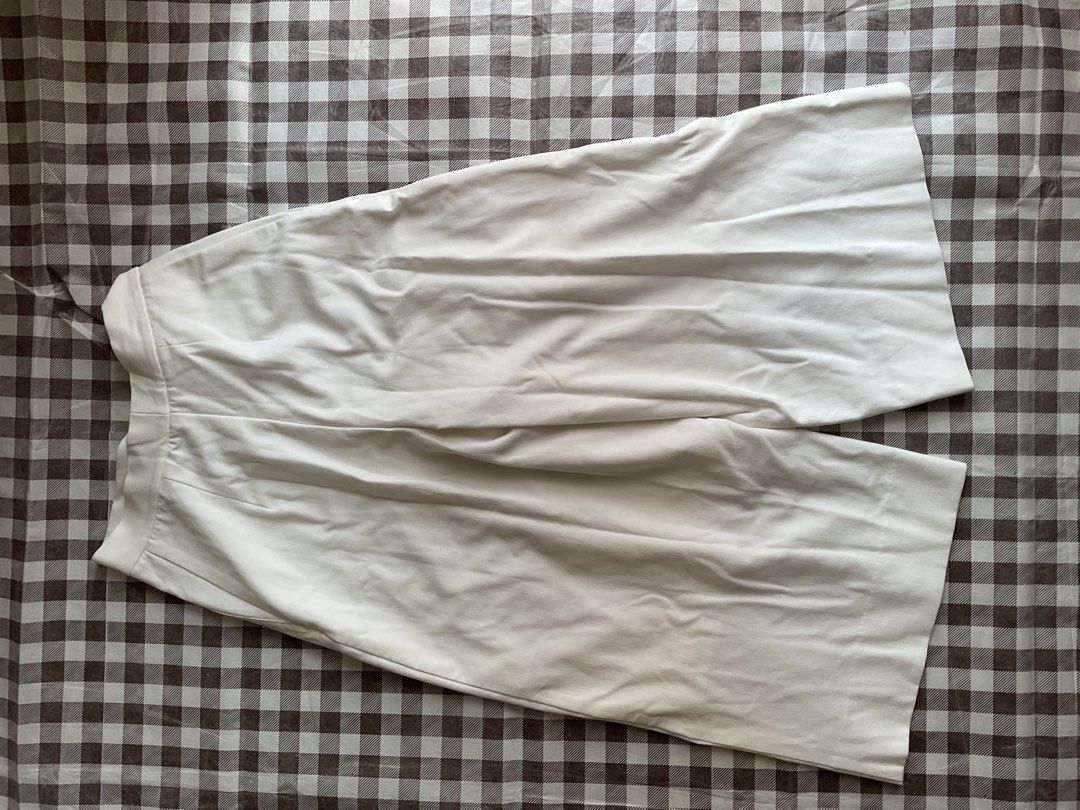 COS White Wide Leg Cropped Pants (Category: Other Bottoms) located in Manila. Submitted by frootjooce (Listing ID 1445080487, Image 3). Description: j&t or lalamove bpi or gcash.