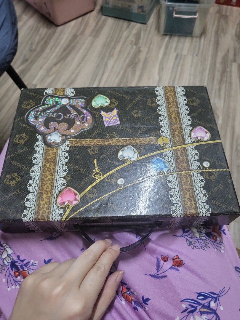 Dear Crown Decorative Storage Box with Handle (Category: Storage Boxes & Baskets) located in Caloocan City. Submitted by lynette1977 (Listing ID 1445108966, Image 3). Description: - Adorable decorative storage box from Dear Crown. - Features a charming heart and key design. - Includes a convenient handle for easy carrying. - Interior boasts compartments for organization. - Decorated with cute cat illustrations inside. - Ideal for storing small it