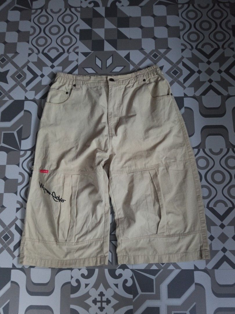 Ecko Unltd. Cargo Shorts - Beige - Size XL (Category: Shorts) located in Manila. Submitted by rahzzelula73279 (Listing ID 1445228647, Image 1). Description: - Brand: Ecko Unltd. - Color: Beige - Material: 100% Cotton - Features: Elastic waistband, multiple pockets, Ecko logo and signature graphic on back - Style: Casual wear.