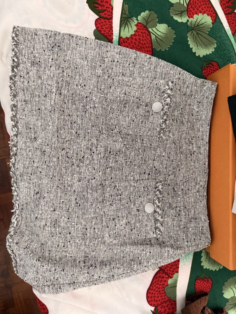 Elastic Tweed A-Line Mini Skirt Light Grey (Category: Skirts) located in Antipolo. Submitted by mitchbv (Listing ID 1445191881, Image 3). Description: - Light grey tweed mini skirt - A-line cut with elastic waistband - Frayed hem and pocket details - Fully lined - Perfect for dressing up or down Rfs: wrong size. From 1,130 to 1k nalang. 💯 authentic from Love Bonito.