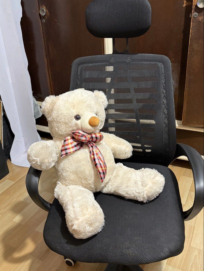 Ergonomic Mesh Office Chair with Headrest (Category: Office Furniture & Fixtures) located in Malabon City. Submitted by 1028zo (Listing ID 1445178847, Image 2). Description: - used with care - 25 cm max height, manage expectations - rfs: bought a new chair .