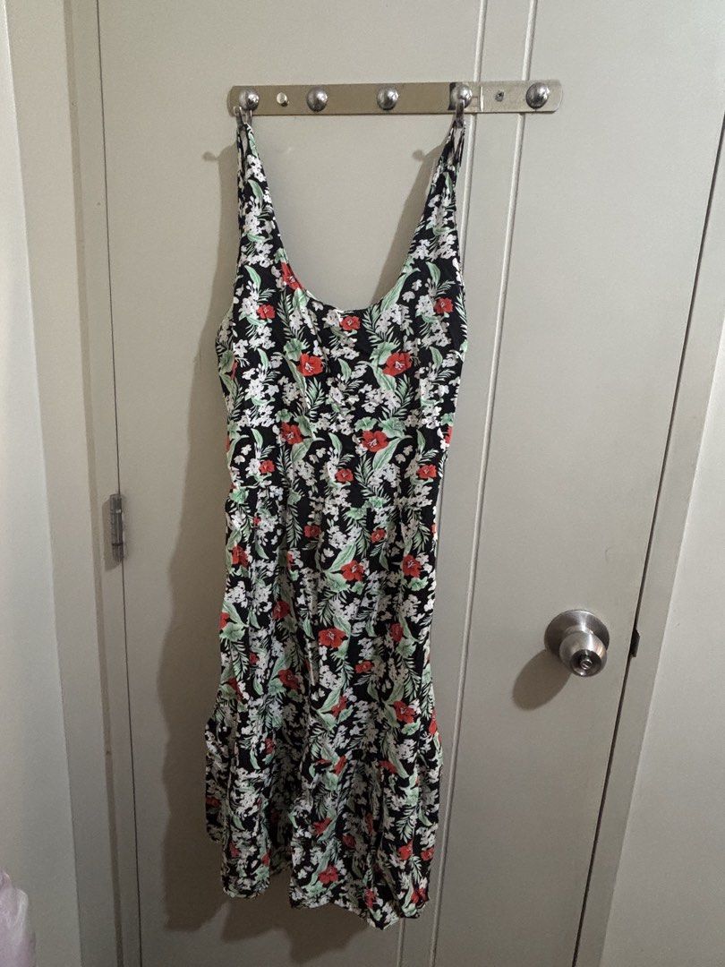 Floral Print Spaghetti Strap Backless Midi Dress daster (Category: Dresses) located in Manila. Submitted by declutterrinmanila (Listing ID 1445143911, Image 1). Description: - Black midi dress - Vibrant floral print with red & white flowers and green leaves - Spaghetti straps - Low back design - Tiered hemline - Ideal for casual wear or beach vacations 🩷 Price negotiable Sf should be shouldered by buyer.