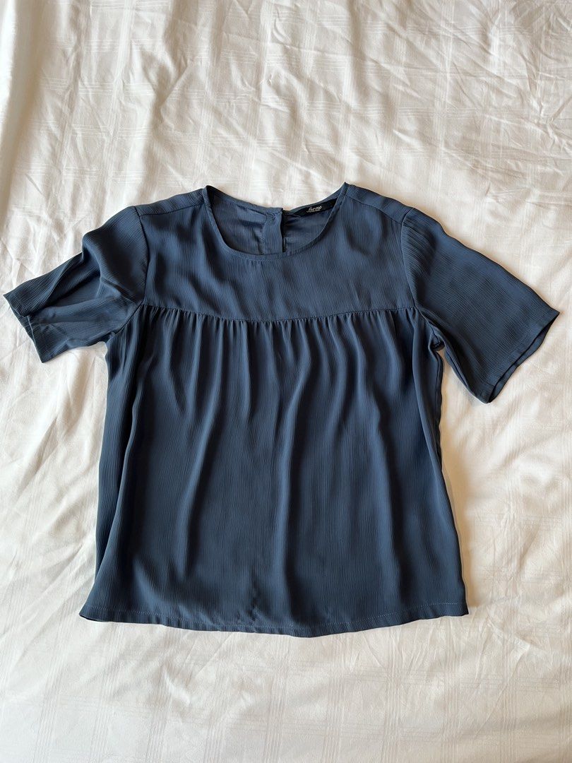 For Me Extra Small Blue Textured Short Sleeve Top (Category: Blouses) located in Quezon City. Submitted by aimeeob (Listing ID 1445157254, Image 1). Description: ForMe blue top. Textured fabric, short sleeves, button back closure. Versatile for casual wear..