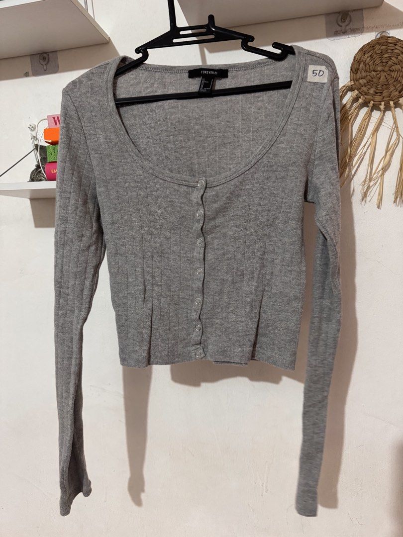 Forever 21 Grey Ribbed Button-Up Cropped Cardigan (Category: Coats, Jackets and Outerwear) located in Taguig. Submitted by slnnvs (Listing ID 1445228572, Image 1). Description: - Grey ribbed long-sleeve cardigan - Brand: Forever 21 - Cropped fit - Button-up front 🌸MOP: Gcash or Bank Transfer 🌸Customer will shoulder the delivery fee..