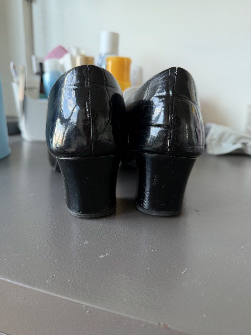 Formal/ school/casual Black shoes (Category: Heels) located in Quezon City. Submitted by johnnalynpreloved (Listing ID 1445045067, Image 3). Description: Bought it from sm 1000 pesos .