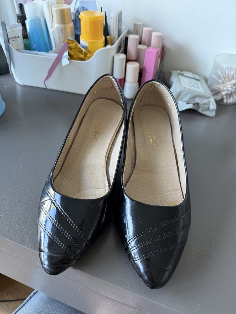 Formal/ school/casual Black shoes (Category: Heels) located in Quezon City. Submitted by johnnalynpreloved (Listing ID 1445045067, Image 2). Description: Bought it from sm 1000 pesos .