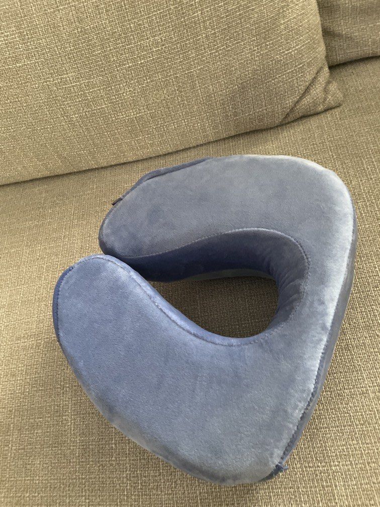 FROM ₱2,900! Cabeau Evolution Earth Neck Deluxe Neck Pillow (Category: Braces, Support & Protection) located in Las Pinas. Submitted by yourneighbortotoro (Listing ID 1445054593, Image 3). Description: ✈️ Cabeau | Evolution Earth Travel Neck Pillow ✨ Sustainable comfort meets smart design—the eco-friendly way to travel in style 📚 Perfect for frequent flyers, comfort enthusiasts, and eco-conscious travel showcases The Cabeau Evolution Earth trave