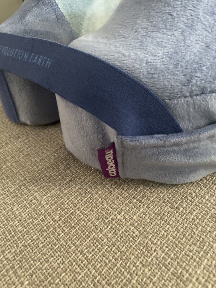 FROM ₱2,900! Cabeau Evolution Earth Neck Deluxe Neck Pillow (Category: Braces, Support & Protection) located in Las Pinas. Submitted by yourneighbortotoro (Listing ID 1445054593, Image 2). Description: ✈️ Cabeau | Evolution Earth Travel Neck Pillow ✨ Sustainable comfort meets smart design—the eco-friendly way to travel in style 📚 Perfect for frequent flyers, comfort enthusiasts, and eco-conscious travel showcases The Cabeau Evolution Earth trave