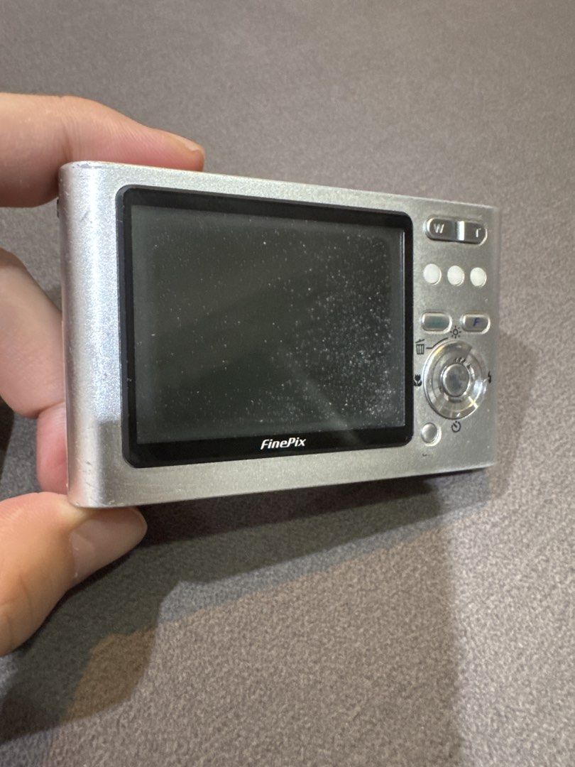 由 ill_mo (刊登 ID 1445215746，圖片 3) 提交，位於 台北市 (Taipei) 的 Fujifilm Finepix Z2 SUPER CCD 數位相機 (類別：相機)，說明：Fujifilm FinePix Z2（2005年底推出）是一台經典的輕薄型數位相機，以其滑蓋機身與強悍的「夜拍」實力聞名。搭載第五代 Super CCD 及獨家 Real Photo (RP) 影像處理技術，是早期備受歡迎的隨身CCD銘機之一。 📸 核心規格與特色感光元件：512 萬有效畫素，搭載 1/2.5 吋 Super CCD HR。 鏡頭規格：富士龍 (Fujinon) 3 倍光學變焦鏡頭，焦段約等同於 36-108mm（最大光圈 F3.5-4.2）。 ISO 感光度：擁有 ISO 64 - 1600 超高感光度，在當時低光源環境下表現極佳。 螢幕顯示：2.5 吋 TFT LCD（23.2 萬畫素），並配備強化玻璃面板以防刮傷。特色功能：具備「自然光相片模式」（一鍵設定免閃光燈拍
