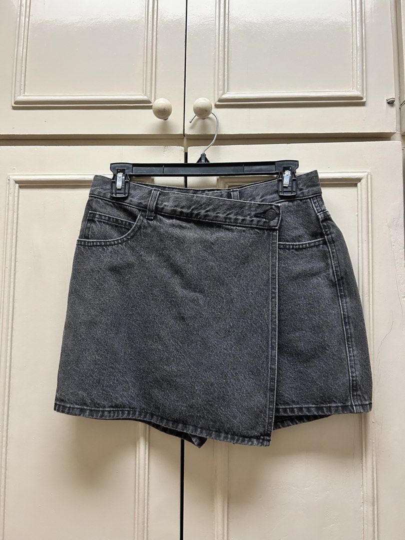 Good Quality UNIQLO Black Denim Skort (Category: Skirts) located in Muntinlupa City. Submitted by caradb (Listing ID 1445179604, Image 1). Description: - Grey denim skort - Side button closure - Two front pockets - Ideal for casual wear - good quality.