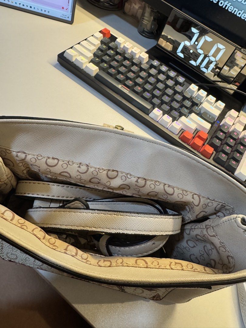 Guess Cream Floral Shoulder Bag (Category: Shoulder Bags) located in Baguio. Submitted by dmrayat (Listing ID 1445224391, Image 2). Description: - Cream-colored Guess shoulder bag - Features a floral print panel on the front flap - Subtle Guess logo incorporated into the floral print - Interior lining with Guess logo pattern - Comes with a shoulder strap - Ideal for everyday use.