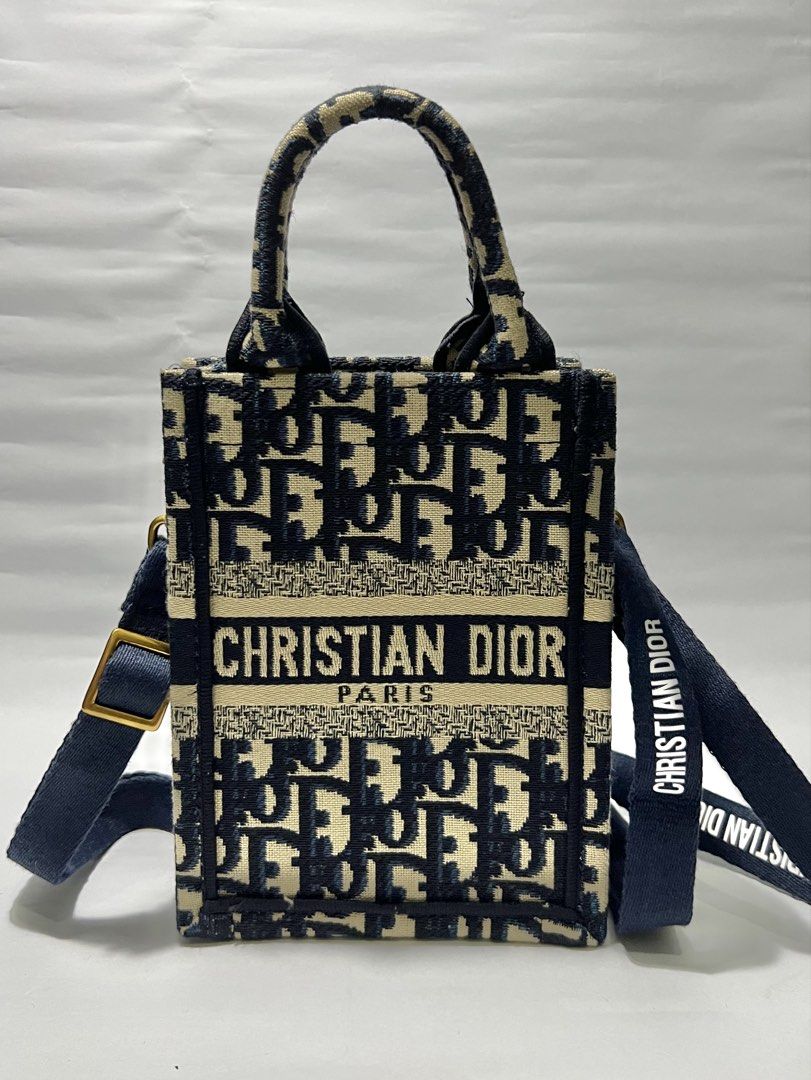 Handbag, Shoulder Bag, etc. (Blue) (Category: Luxury Bags & Wallets) located in Taytay. Submitted by thesebastianaddams (Listing ID 1445170609, Image 2). Description: For Sale: Handbag, Shoulder Bag, etc. (Blue) • Fairly New (Used once) • Negotiable • Complete with Dust Bag and Card • For Pick-Up or Delivery ONLY • Location: Block 36 Lot 3 Fiesta Casitas Binangonan, Rizal (Pin Location: 3617 Coffee) • RFS: Decluttering Note: Available until poste