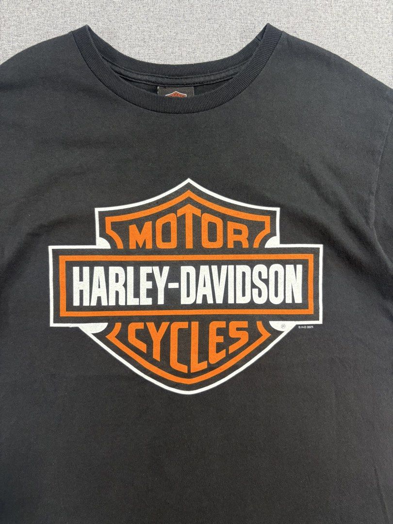 Harley-Davidson Bar & Shield Graphic T-shirt (Category: Tshirts & Polo Shirts ) located in Talisay. Submitted by bugzham (Listing ID 1445192588, Image 3). Description: 🇺🇸 Authentic US thrift find. Quality preloved pants in good condition. Actual measurements are provided in the photos for accurate sizing. Please review all photos carefully before purchasing. Feel free to message us for additional details. Thank you for supporting our small busi