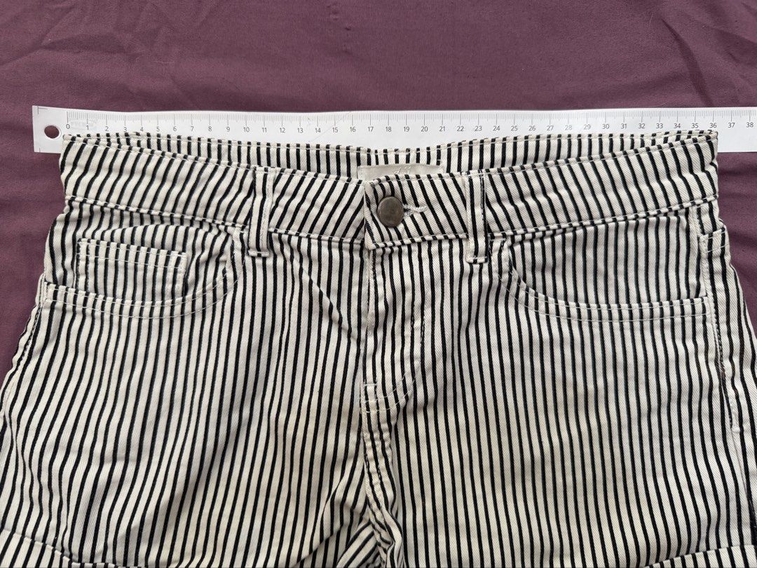 H&M Black & White Striped Denim Shorts (Category: Shorts) located in Cavite. Submitted by mjpv22 (Listing ID 1445063764, Image 3). Description: Sorry di plantsado hehe - Yellowish coloring in measurement pics are shadow from phone, not stains - Other clothing items are available on my profile. Feel free to check them out! :) .
