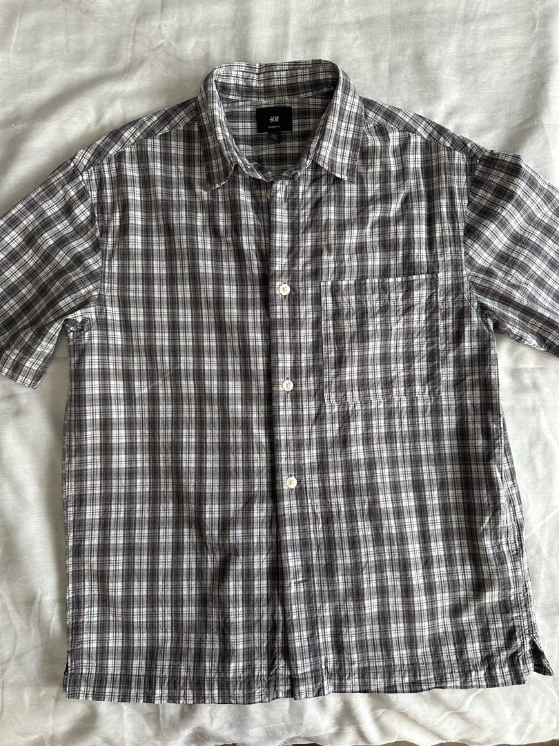 H&M Men's Gray Plaid Cropped Polo (Category: Tshirts & Polo Shirts ) located in Marikina City. Submitted by thrift_archives (Listing ID 1445104717, Image 1). Description: Never used, washed it lang XS on tag L 25" Pit to pit 20.5" No flaws Functional buttons .