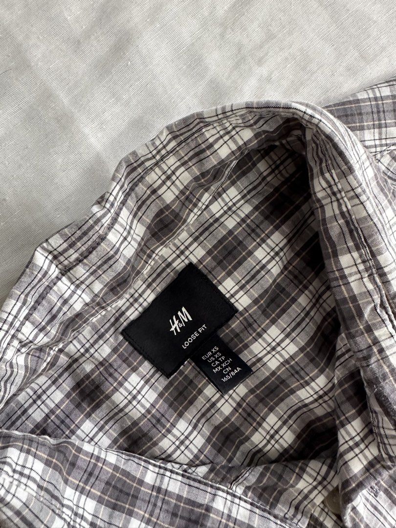 H&M Men's Gray Plaid Cropped Polo (Category: Tshirts & Polo Shirts ) located in Marikina City. Submitted by thrift_archives (Listing ID 1445104717, Image 2). Description: Never used, washed it lang XS on tag L 25" Pit to pit 20.5" No flaws Functional buttons .