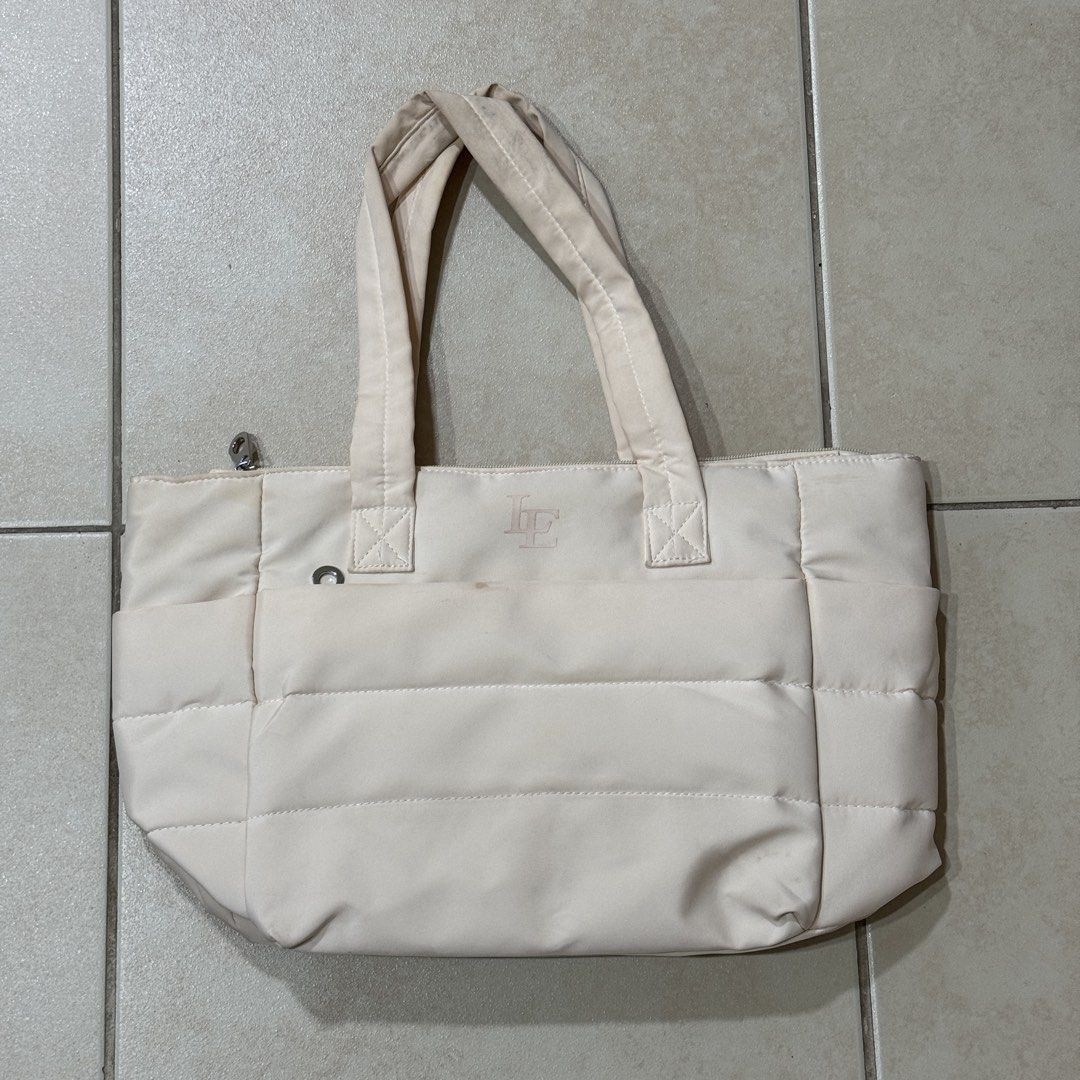 island elephant white laptop bag (Category: Laptop Bags & Sleeves) located in Pasig City. Submitted by lovedonceph (Listing ID 1445162989, Image 1). Description: fits 15” needs washing.