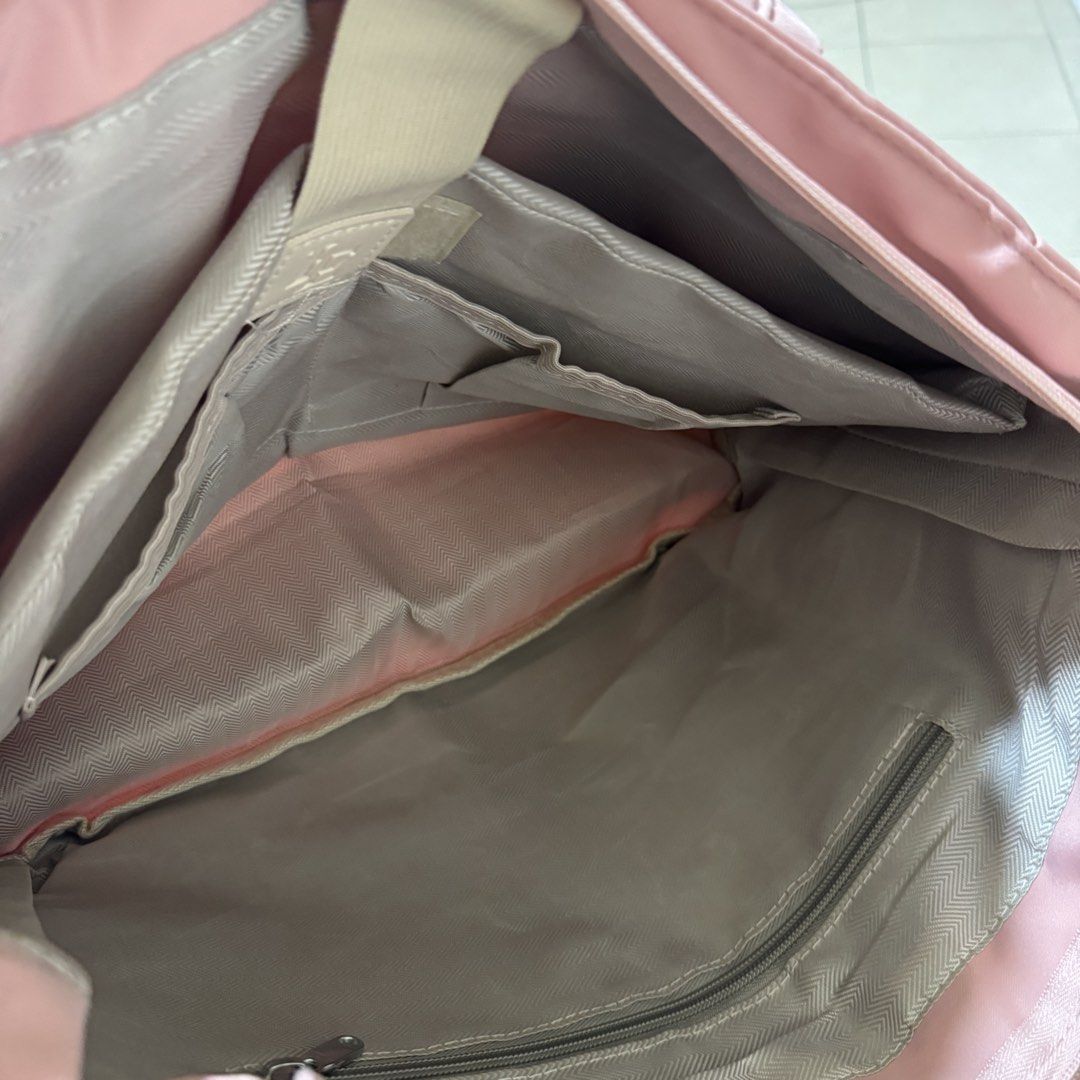 island elephant white laptop bag (Category: Laptop Bags & Sleeves) located in Pasig City. Submitted by lovedonceph (Listing ID 1445162989, Image 2). Description: fits 15” needs washing.