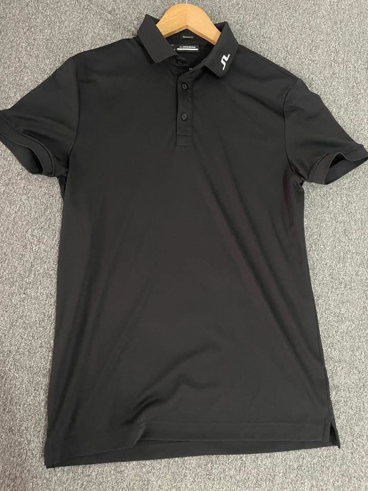 j.lindeberg Black Polo Shirt (Category: Tshirts & Polo Shirts ) located in Cebu City. Submitted by sinokua (Listing ID 1445133726, Image 1). Description: - Black J.Lindeberg polo shirt - Short sleeves - Classic collar - Button placket - J.Lindeberg logo on chest - Ideal for golf or casual wear - Comfortable and breathable fabric.