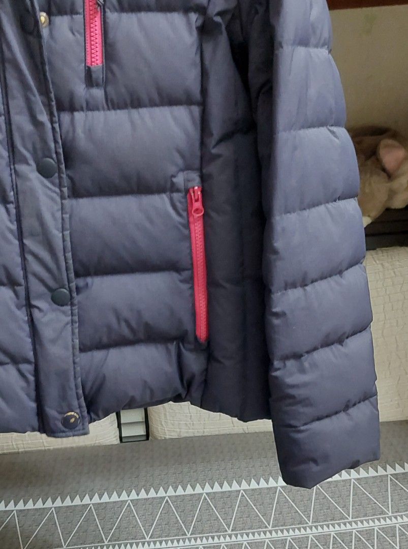 由 swiftmoon-55f48d (刊登 ID 1445049880，圖片 3) 提交，位於 高雄市 (Kaohsiung) 的 Lativ女極暖羽絨外套_二手 (類別：外套、夾克、大衣)，說明：這一款外套真的很保暖，只是因為穿久了袖口難免有磨損，領口及部分看得出來有褪色，左下邊口袋拉鍊的小繩子掉了，不影響使用，還有正面最下方一顆釦子表面有磨損（請見照片）。羽絨多少會跑出來一些，不是那麼蓬鬆柔軟，但保暖度還是很夠的。