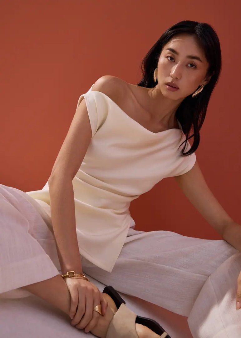 LB Luna Tencel Asymmetric Tunic Top (Category: Shirts) located in Singapore. Submitted by chaptertwelve (Listing ID 1445051901, Image 2). Description: Size L, White.