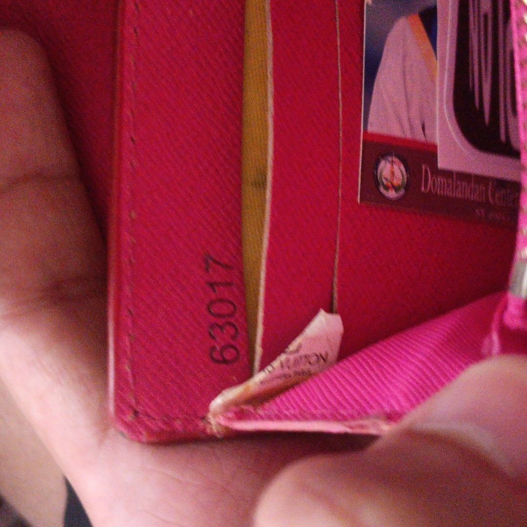 LOUIS VUITTON MONOGRAM MULTI COLOR (Category: Wallets & Card holders) located in Manila. Submitted by wesleycomad21 (Listing ID 1445232902, Image 3). Description: MINIMAL ISSUE Scratch Fadings on print.