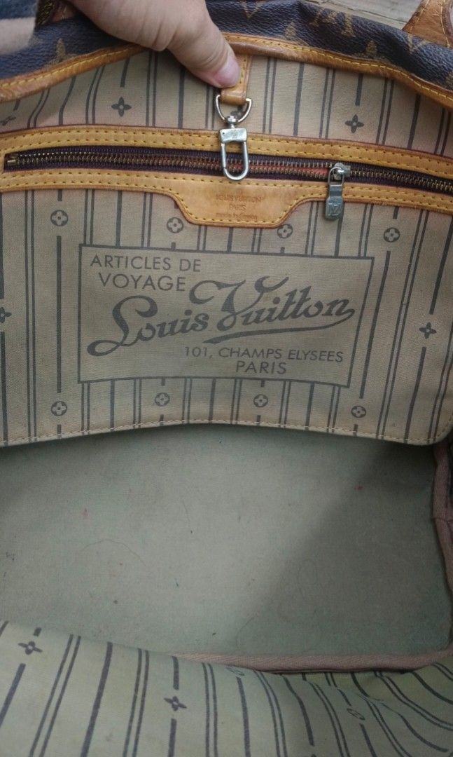 Louis Vuitton Monogram Neverfull MM Tote Bag (Category: Luxury Bags & Wallets) located in Legazpi City. Submitted by georgepineda791 (Listing ID 1445045884, Image 2). Description: ✨ Preloved Louis Vuitton Neverfull MM (Medium) ✨ A classic and highly sought-after Louis Vuitton Neverfull MM, known for its timeless design and spacious interior—perfect for everyday use, work, travel, or errands. 👜 Features: ✔ Quality leather construction ✔ Code insi