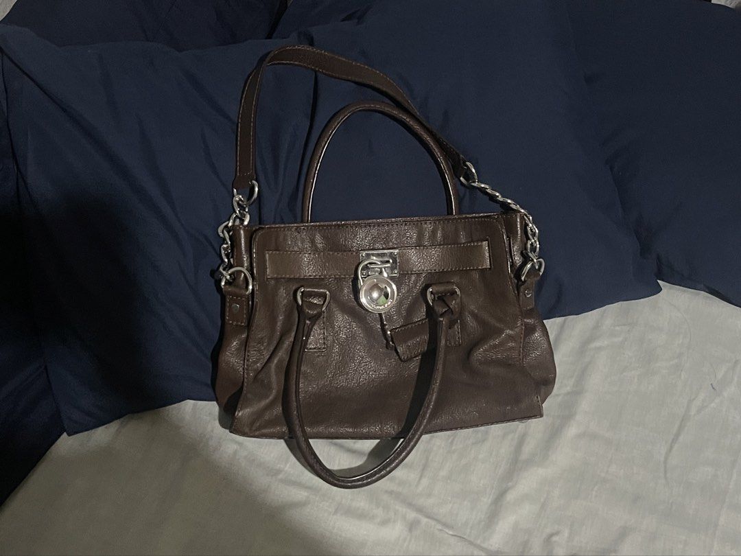 Michael Kors Hamilton MK Brown Leather Shoulder bag (Category: Luxury Bags & Wallets) located in Paranaque City. Submitted by laurenhailey (Listing ID 1445197409, Image 1). Description: This is authentic !! there are two flaws but PLEASE FOCUS ON THE LAST PICTURE ❗️(yun yung pinaka issue) RFS : Mom wanted to sell it and kaya ganun ung naging issue (last photo) was bcz my sister accidentally inserted the key and now di na matanggal pero pwede nama