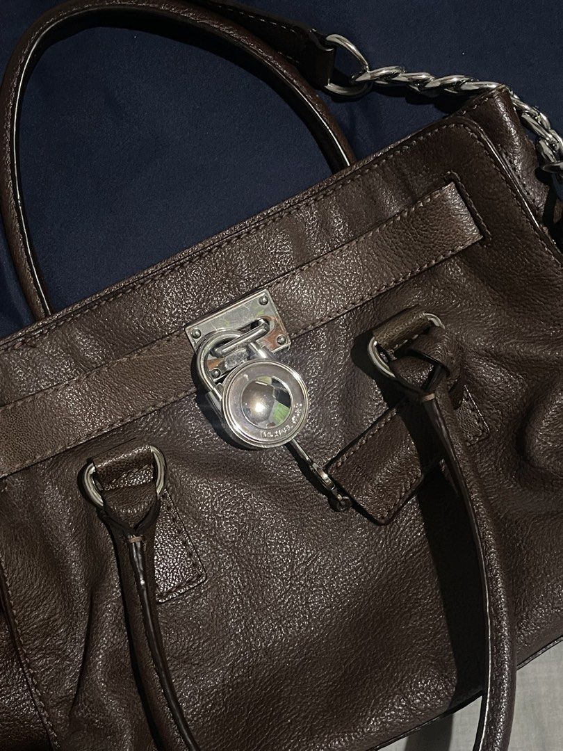 Michael Kors Hamilton MK Brown Leather Shoulder bag (Category: Luxury Bags & Wallets) located in Paranaque City. Submitted by laurenhailey (Listing ID 1445197409, Image 2). Description: This is authentic !! there are two flaws but PLEASE FOCUS ON THE LAST PICTURE ❗️(yun yung pinaka issue) RFS : Mom wanted to sell it and kaya ganun ung naging issue (last photo) was bcz my sister accidentally inserted the key and now di na matanggal pero pwede nama