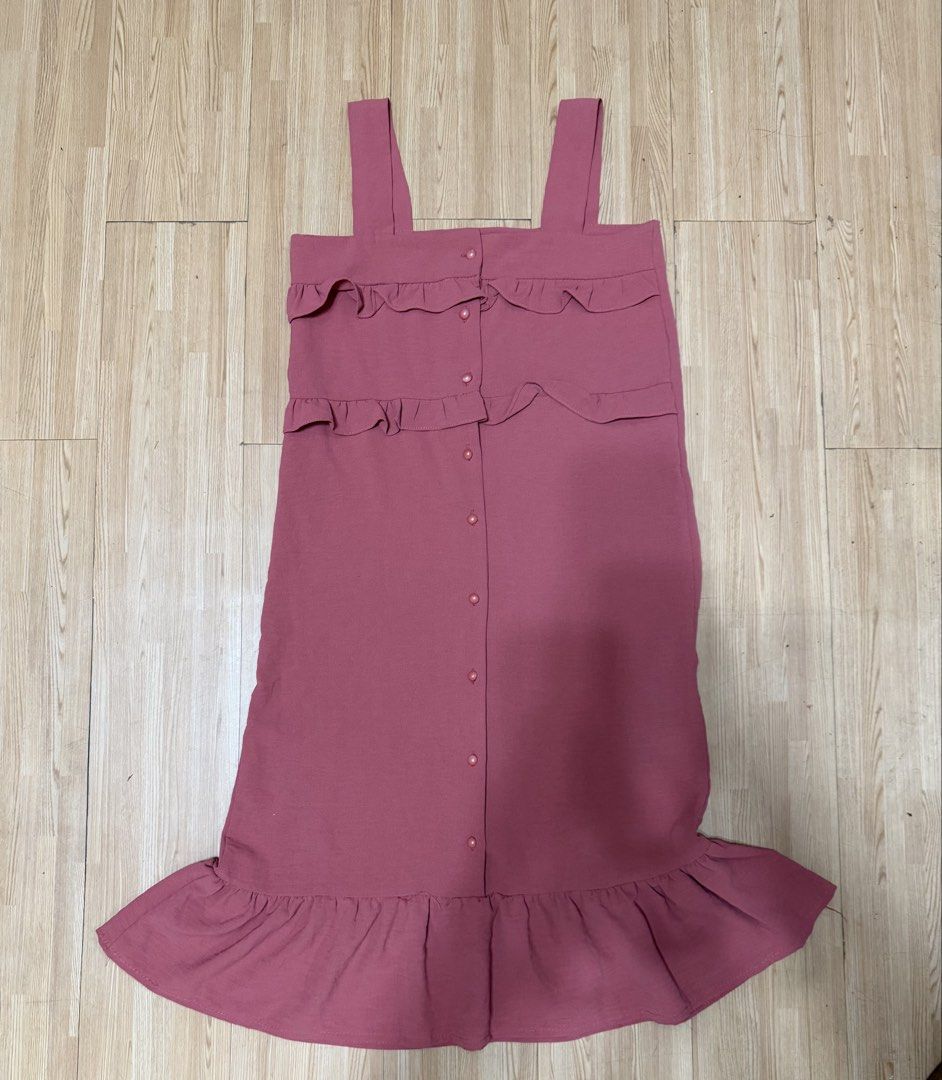 Midi fushia dress (Category: Dresses) located in Quezon City. Submitted by johnnalynpreloved (Listing ID 1445087869, Image 1). Description: Hw fabric S-m 39 lenght.
