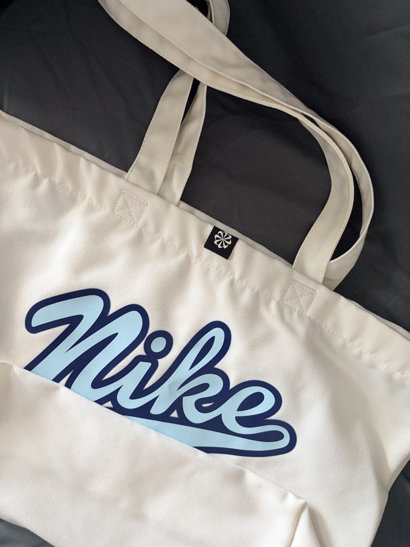 Nike Heritage Tote bag (Category: Tote Bags) located in Manila. Submitted by GSCloset (Listing ID 1445044015, Image 3). Description: For Sale: Nike Heritage Tote Bag - Inside pocket - Ideal for everyday use or carrying essentials ************ RFS: Decluttering Loc: QC Mode of payment: Gcash/ Bank transfer Same day delivery or via LBC/J&T Shipping shouldered by the buyer.