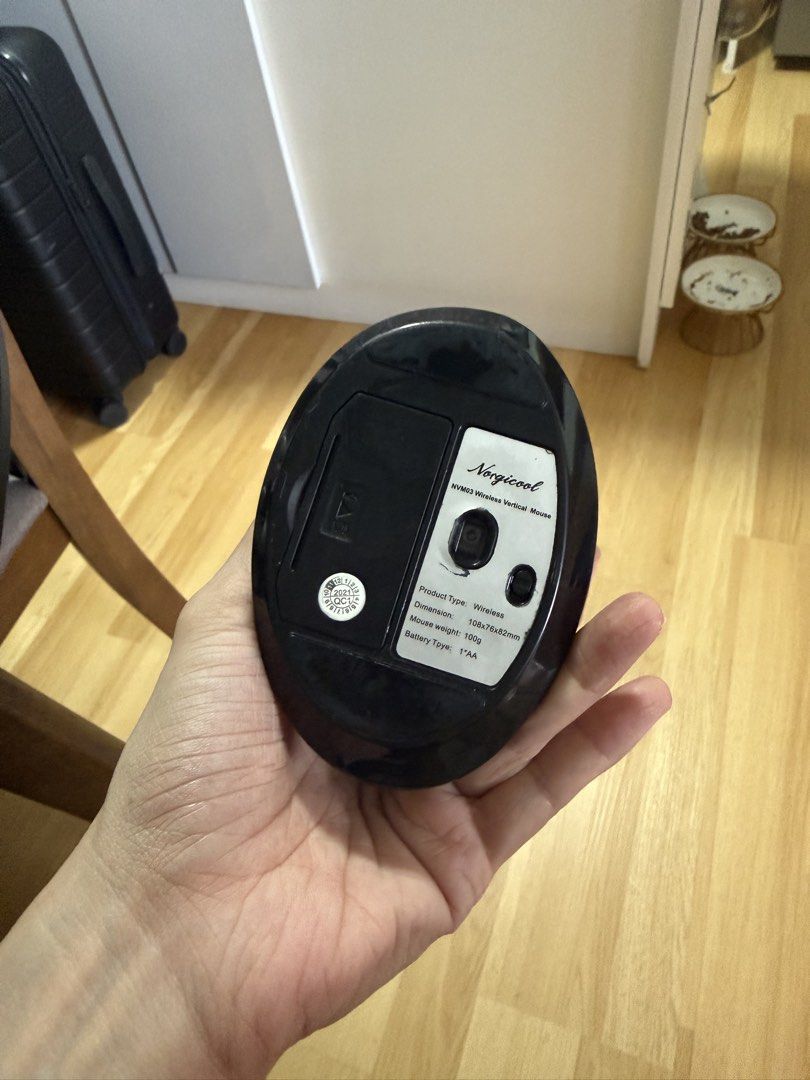 Norgicool Wireless Vertical Mouse (Category: Mouse & Mousepads) located in Pasig City. Submitted by eulalalala (Listing ID 1445152714, Image 2). Description: - Norgicool VM03 Wireless Vertical Mouse - Color: Black - Ergonomic design to reduce wrist strain - Comfortable grip for extended computer use - Wireless connectivity - Power: 1x AA battery.