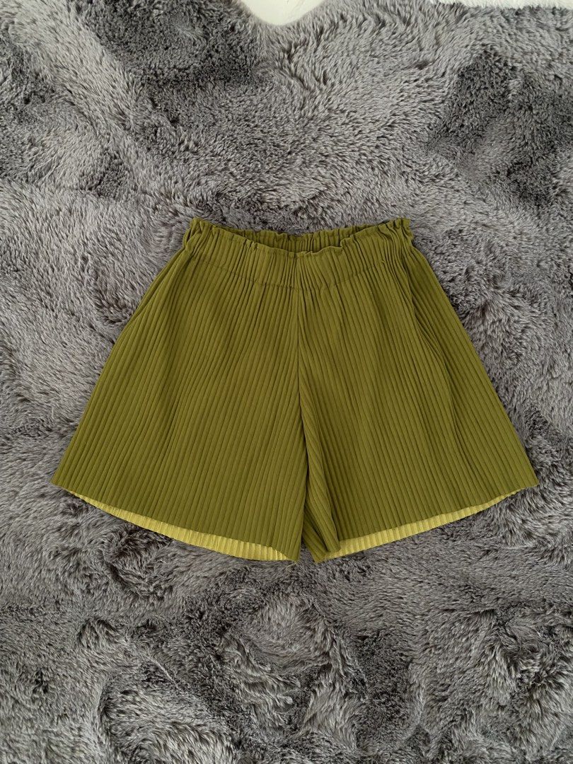 Olive Green Pleated High Waisted Shorts (Category: Shorts) located in Angeles City. Submitted by annrinaaa (Listing ID 1445111261, Image 1). Description: - olive green shorts with a pleated texture. - high-waisted with an elastic waistband. - free size.