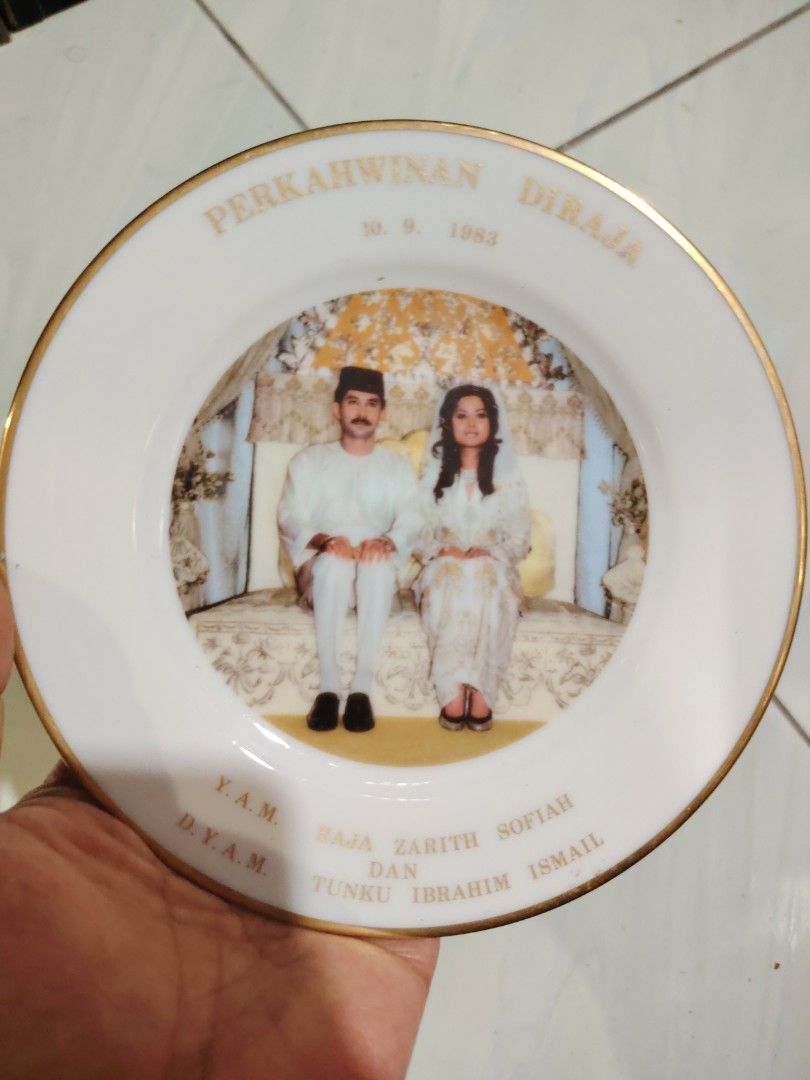 perkahwinan diraja 1983 Perak Istana Iskandariah Royal Wedding Commemorative Plate (Category: Dinnerware & Cutlery) located in Kuala Kangsar. Submitted by khairulaznam (Listing ID 1445209827, Image 1). Description: - Commemorative plate from the royal wedding of Y.A.M. Raja Zarith Sofiah and D.Y.A.M. Tunku Ibrahim Ismail. - Dated: 9.8.1983 - Maker: Noritake - Commissioned for: Istana Iskandariah Perak - A beautiful piece of royal history..