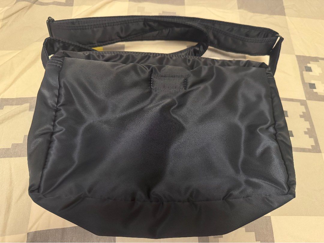 Porter tanker shoulder bag navy L size （分類：背包）位於 Hong Kong。 由 jshop813 提交（商品編號 1445120654，圖片 2）。簡介： 外觀95% New 有原子筆跡 圖6 不介意才買。