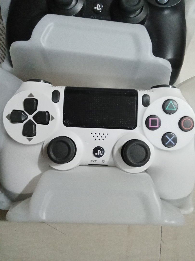 PS4 CONTROLLER (Category: Controllers) located in Quezon City. Submitted by hajjasittienor (Listing ID 1445160019, Image 3). Description: BRAND NEW PS4 WIRELESS CONTROLLER. FREE CABLES CHARGER.750 .PWEDE PICK UP .PWEDE GCASH AVIDA TOWER NEW MANILA COL BONNY SERRANO AVENUE QC.