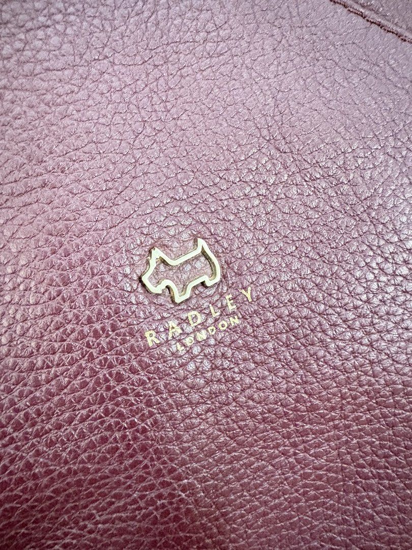 Radley London Leather Shoulder Bag (Category: Luxury Bags & Wallets) located in Los Banos. Submitted by tripleceedoubletwo (Listing ID 1445081993, Image 3). Description: - Brand: Radley London - Style: Leather Shoulder Bag - Dimensions: 17 x 5 x 11 inches - MOP: Gcash/ BPI.