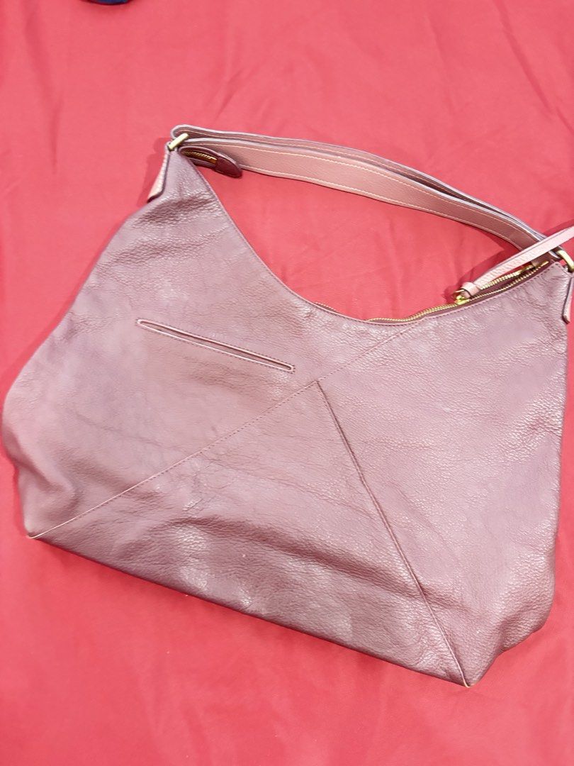 Radley London Leather Shoulder Bag (Category: Luxury Bags & Wallets) located in Los Banos. Submitted by tripleceedoubletwo (Listing ID 1445081993, Image 2). Description: - Brand: Radley London - Style: Leather Shoulder Bag - Dimensions: 17 x 5 x 11 inches - MOP: Gcash/ BPI.
