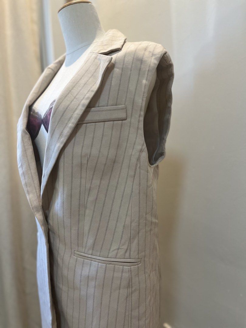 River Island 🇬🇧 Pinstripe Blazer - L (Category: Coats, Jackets and Outerwear) located in Bayombong. Submitted by whimsystuff (Listing ID 1445125587, Image 3). Description: Good as new NO LP UK 10/ Medium Length: 30” bought in 🇬🇧, not thrifted.